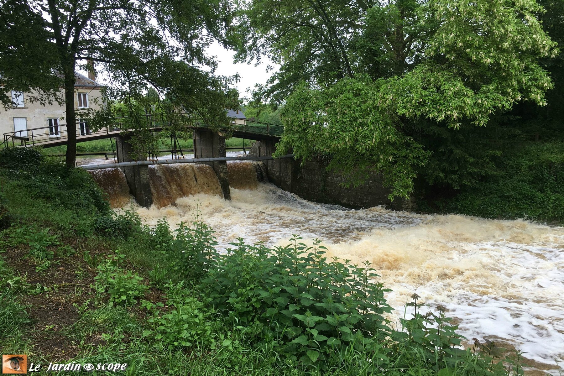 Le déversoir du canal d'Orléans à Combleux après les pluies diluviennes de fin mai 2016