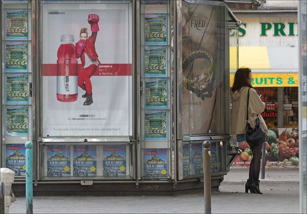 Paris 20 kiosque JF attend 210613