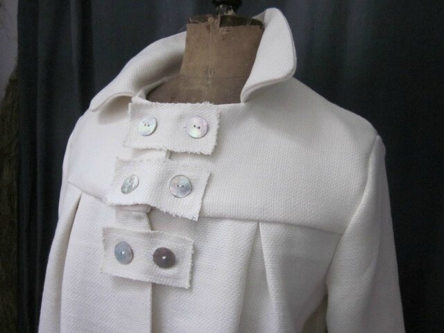 Manteau AGLAE en lin épais blanc cassé fermé par 3 pattes de boutonnage ornées de 2 boutons de nacre chacune (8)