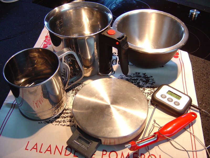 Tamis, cul de poule, balance, sonde thermique, rasoir, bain Marie