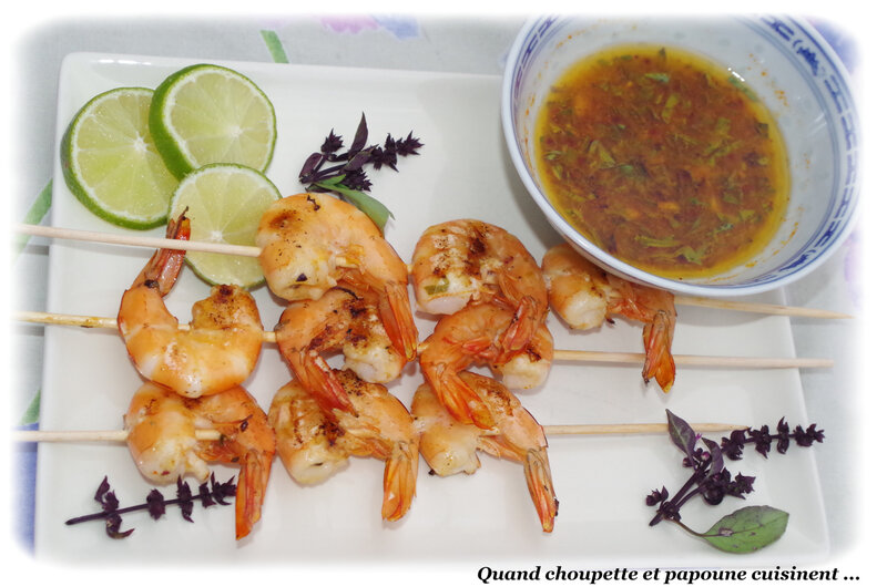 brochettes de crevettes grillées, sauce aux herbes et citron vert-5050