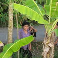 femme au bord du fleuve