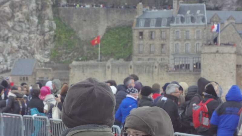 foule_devant_le_Mont