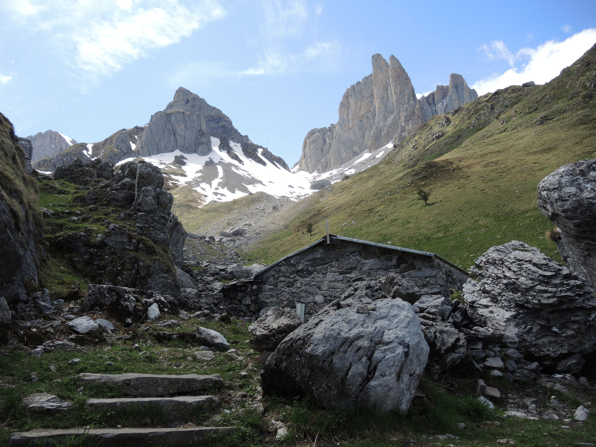 Lescun, lac d'Ansabère, cabanes d'Ansabère, aiguilles d'Ansabère et pic de Pétragème  (64)