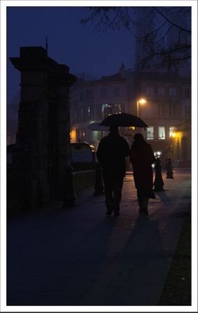 ville passants parapluie nuit 261111