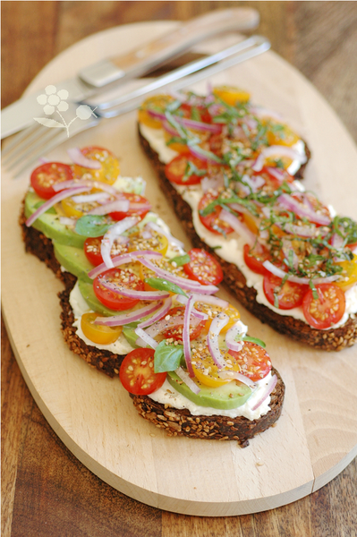 Tartine ricotta-avocat-tomates cerises-oignon rouge-basilic