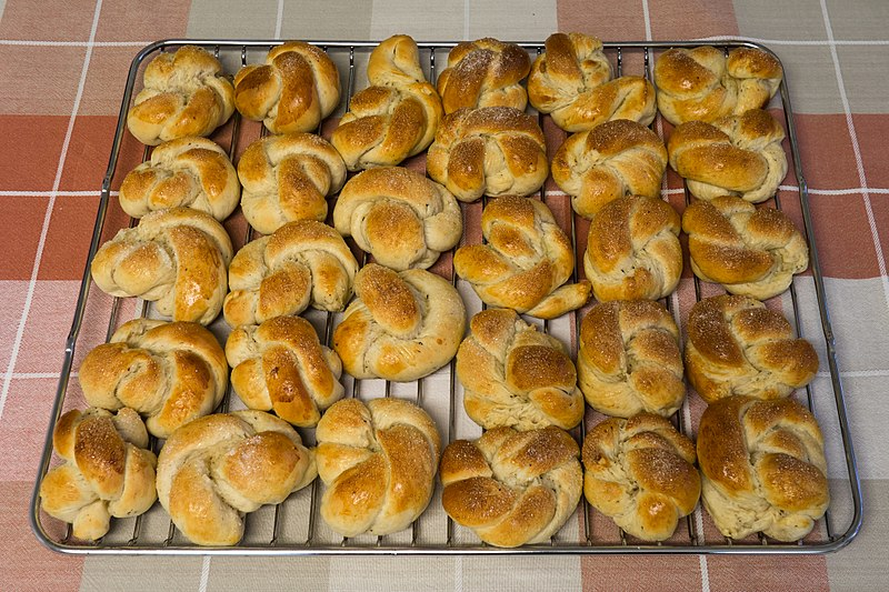 800px-One_layer_of_cardamom_buns_on_grate