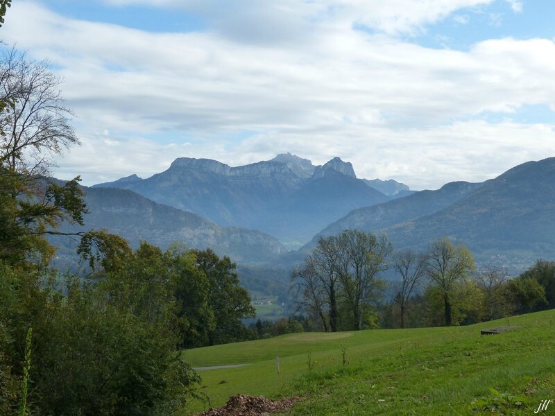 P1150626 Golf du Belvédère avec une partie de la chaîne des Aravis