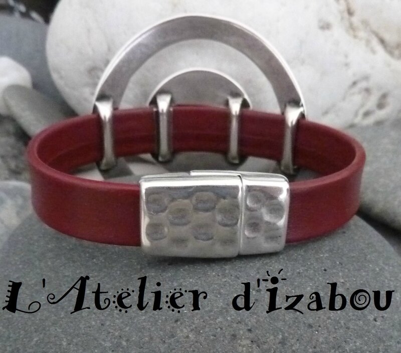 P1190186 Bracelet femme gros passants ronds martelé, cuir rouge et fermoir martelé