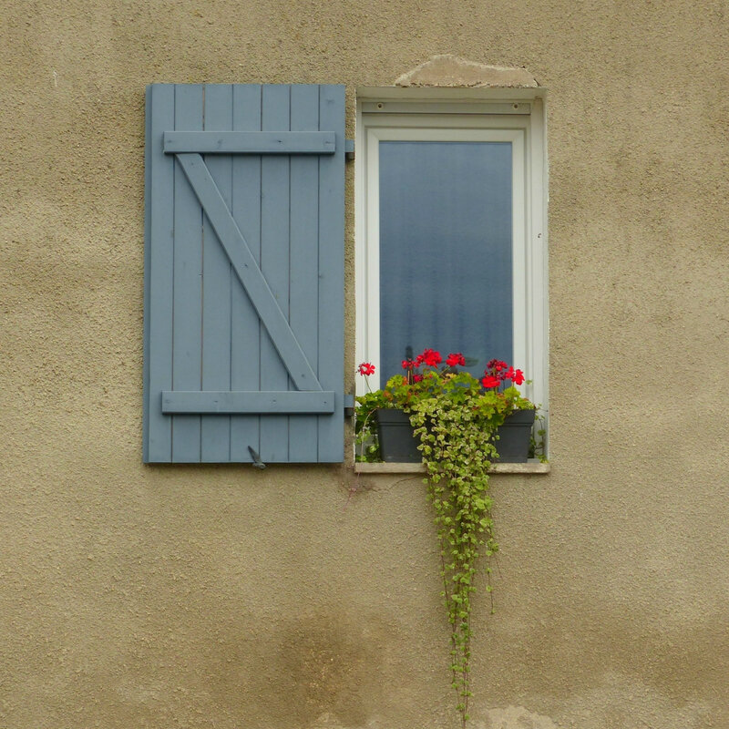 A PORTE FENETRE GRANDE GRILLES VASQUES FLEURS a placer23