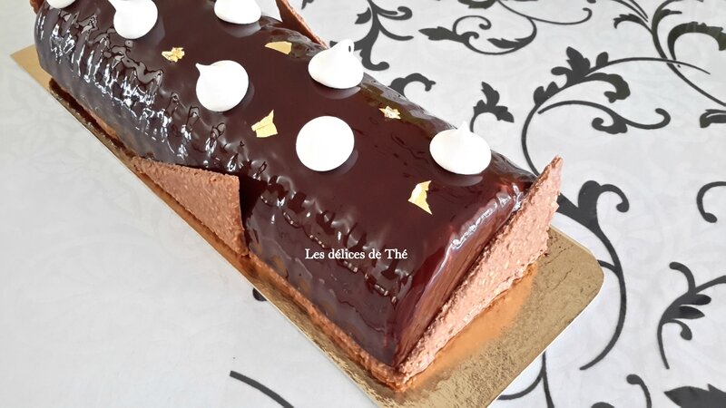 Bûche mousse chocolat insert meringue et ganache caramel beurre salé et miroir chocolat 23 12 16 (13)