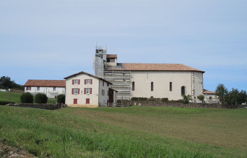 Mendionde, église de profil (64)