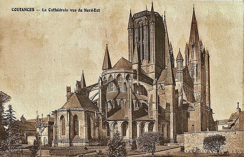 800px-Coutances-cathedrale2