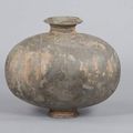 Vase cocon <b>terre</b> <b>cuite</b> et motifs de volutes, polychromie. Chine dynastie Han. (206 avant JC à 220 après)