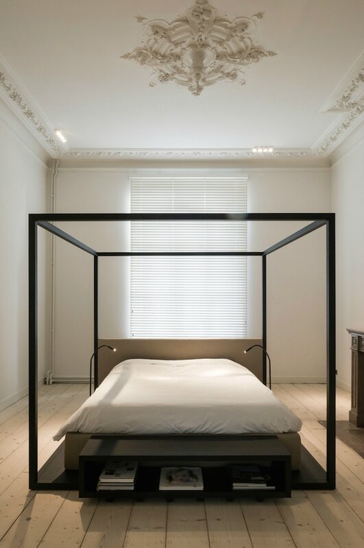 ornate-ceiling-modern-four-poster