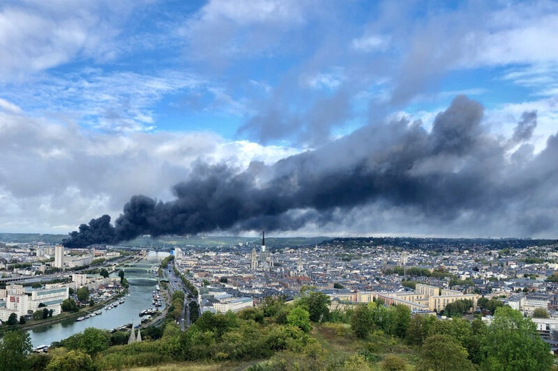 7798370317_l-impressionnant-panache-de-fumee-lie-a-l-incendie-de-l-usine-lubrizol-le-26-09-19