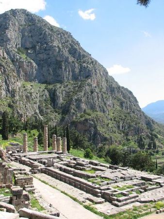 450px_GR_Delphi_Temple_of_Apollon
