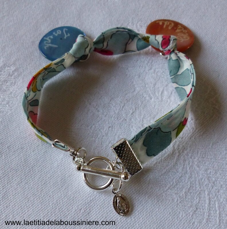 Bracelet sur ruban Betsy porcelaine 2 médailles en nacre gravée et mini médaille miraculeuse en argent massif