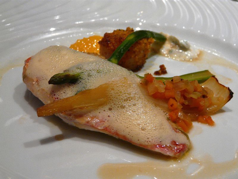 - 03 – Secondo piatto (pesce) – Triglia alla griglia con asparagi, finocchi al’arancia, ricotta e spuma di arancia