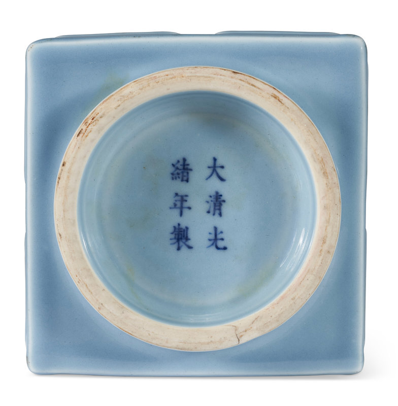 2023_NYR_21451_1087_002(a_pale_blue-glazed_cong-form_eight-trigrams_vase_guangxu_six-character051049)