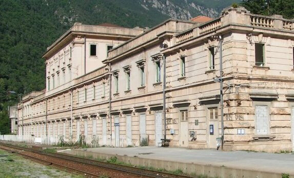 St-Dalmas de Tende. Ancienne gare frontière monumentale inugurée en 1928. DR