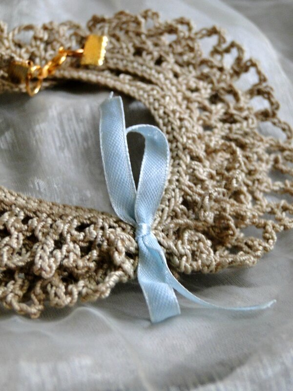 bracelet crochet beige et ruban bleu valérie Albertosi