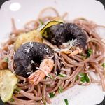 Spaghetti au vin rouge et gambas noirs