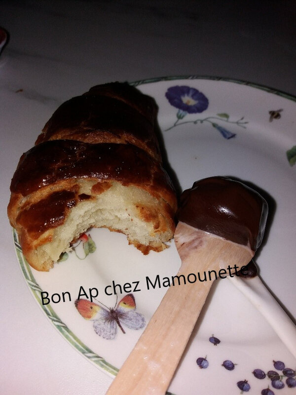 CROISSANTS CHOCOLAT CACAO SUR BATONNET