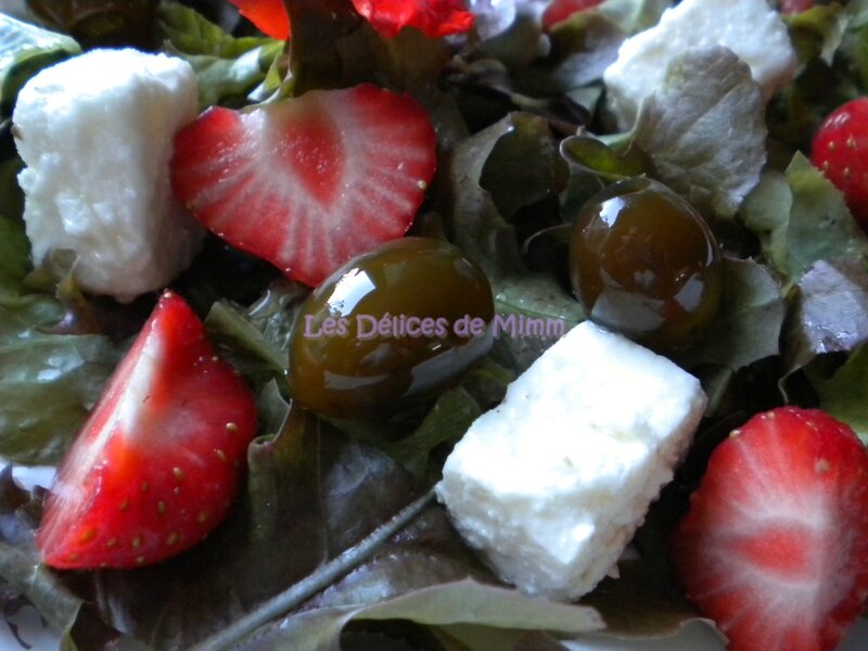 Salade estivale feta, fraises et olives confites, vinaigrette vanillée