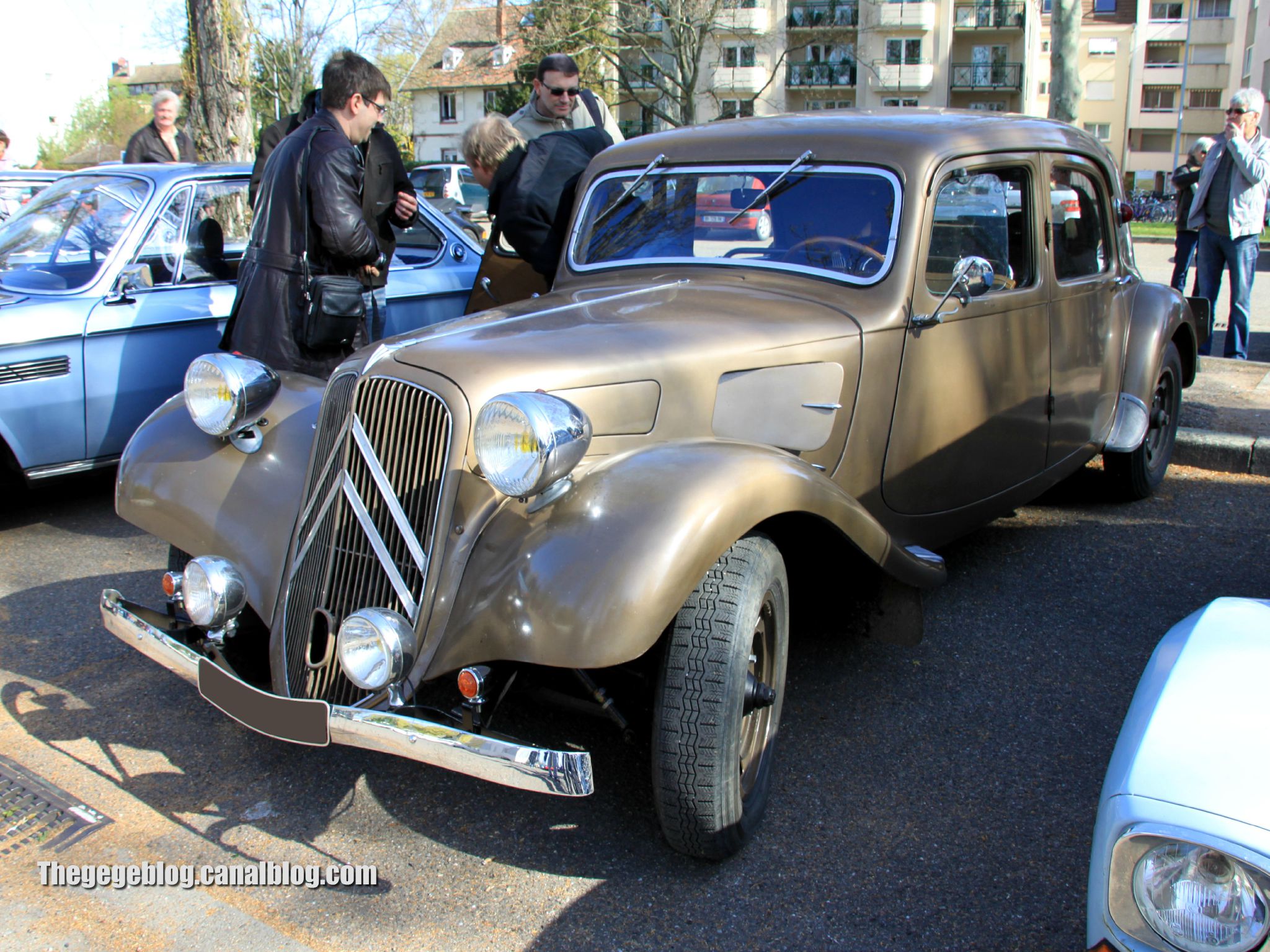 Citroen traction 11 (Retrorencard avril 2012) 01