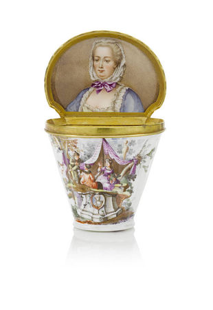 A_documentary_Meissen_silver_gilt_mounted_snuff_box_with_portrait_of_the_Electress_Elisabeth_Auguste_of_the_Palatinate__circa_1746_471