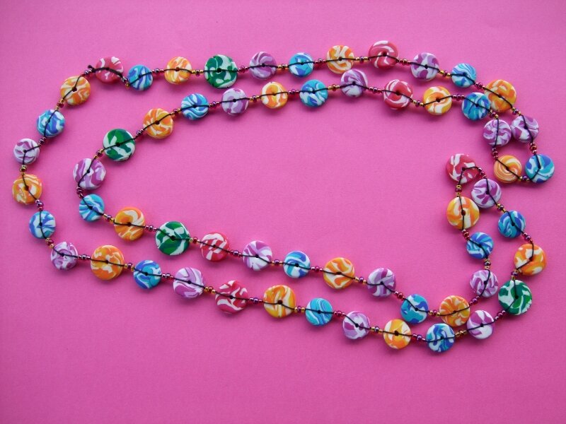 Collier en Pâte Fimo avec des perles plates au couleurs de l'arc
