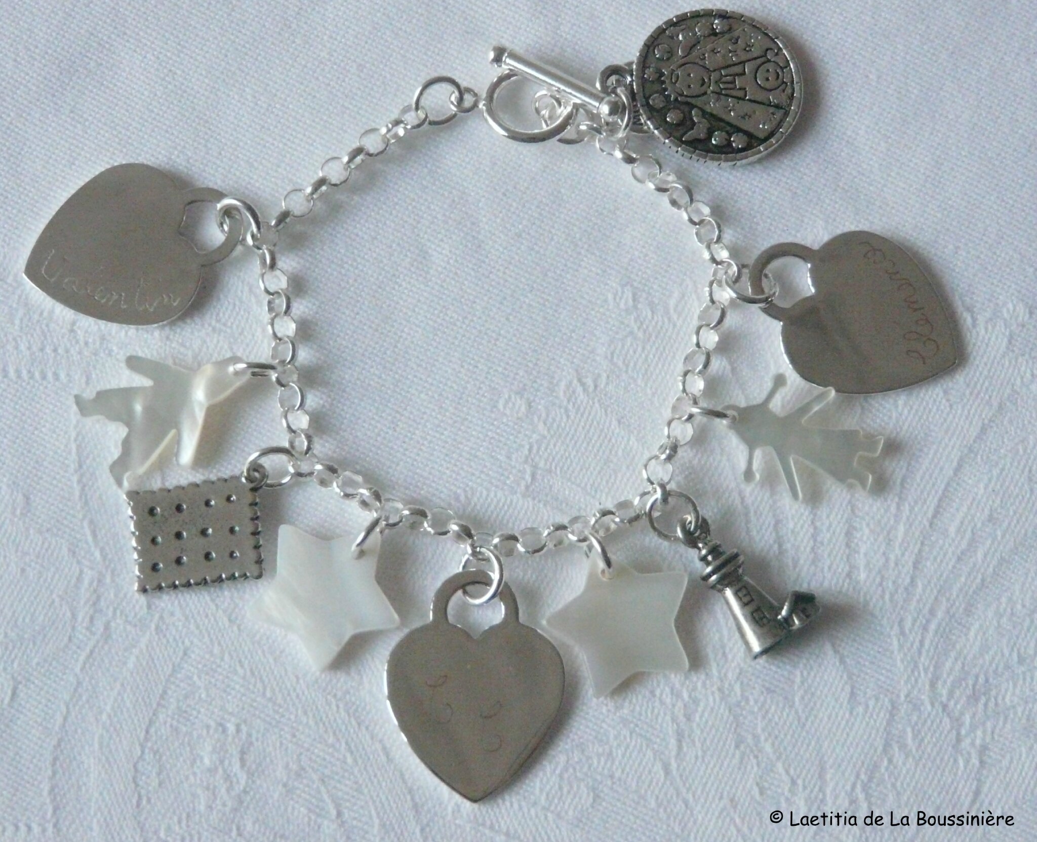 Bracelet sur chaîne argent massif 3 coeurs en plaqué argent, 2 personnages en nacre, 2 étoiles en nacre et 2 breloques en métal