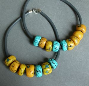 2_colliers_ras_de_cou_turquoise_et_ambre