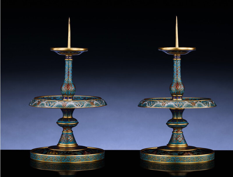 2010_HGK_02811_1879_000(a_fine_and_extremely_rare_pair_of_cloisonne_enamel_pricket_candlestick) (3)