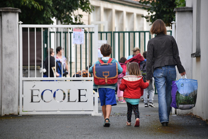 1215224-sur-twitter-certains-lancent-des-petitions-pour-dire-non-a-la-pretendue-vaccination-prodiguee-par-l-education-nationale