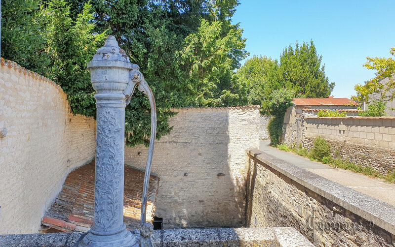 La fontaine d'Ayron est établie sur l'une des principales sources qui alimentaient les fossés de l'ancienne forteresse de Frontenay l’abattu, rasée au 13ème siècle (1)