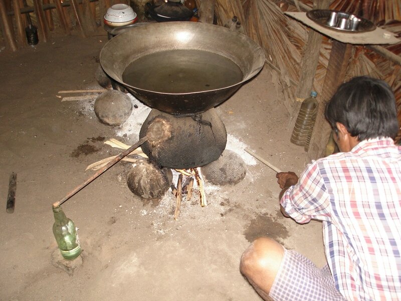 00 b la préparation de l'alcool et des boulettes en sucre de palme