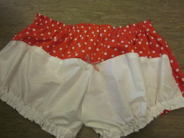 Culotte en coton rouge à pois blancs - dos en coton rouge à pois blancs et coton blanc - noeuds vichy rouge devant et sur les fesses (5)