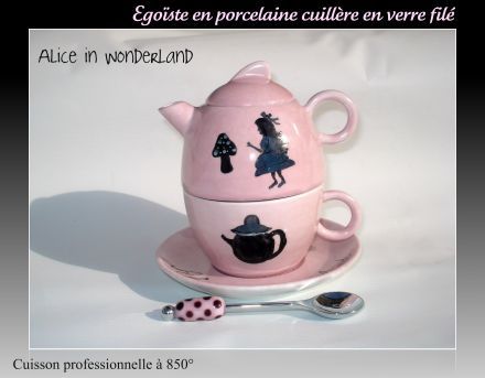 _go_ste_tasse_th_i_re_Alice_in_wonderland_Lili