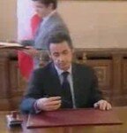 Sarkozy_vole_un_stylo