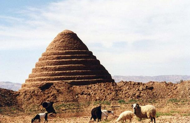yakhchal-in-the-Dasht-e-Kavir-desert