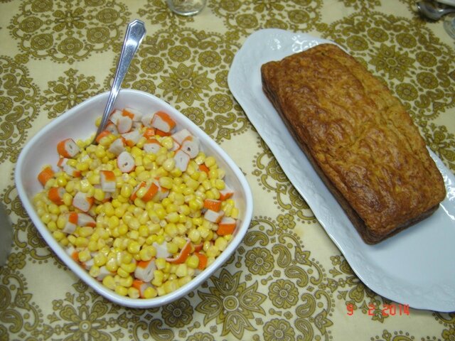 cake au thon et à la tomate et salade de maïs surimi