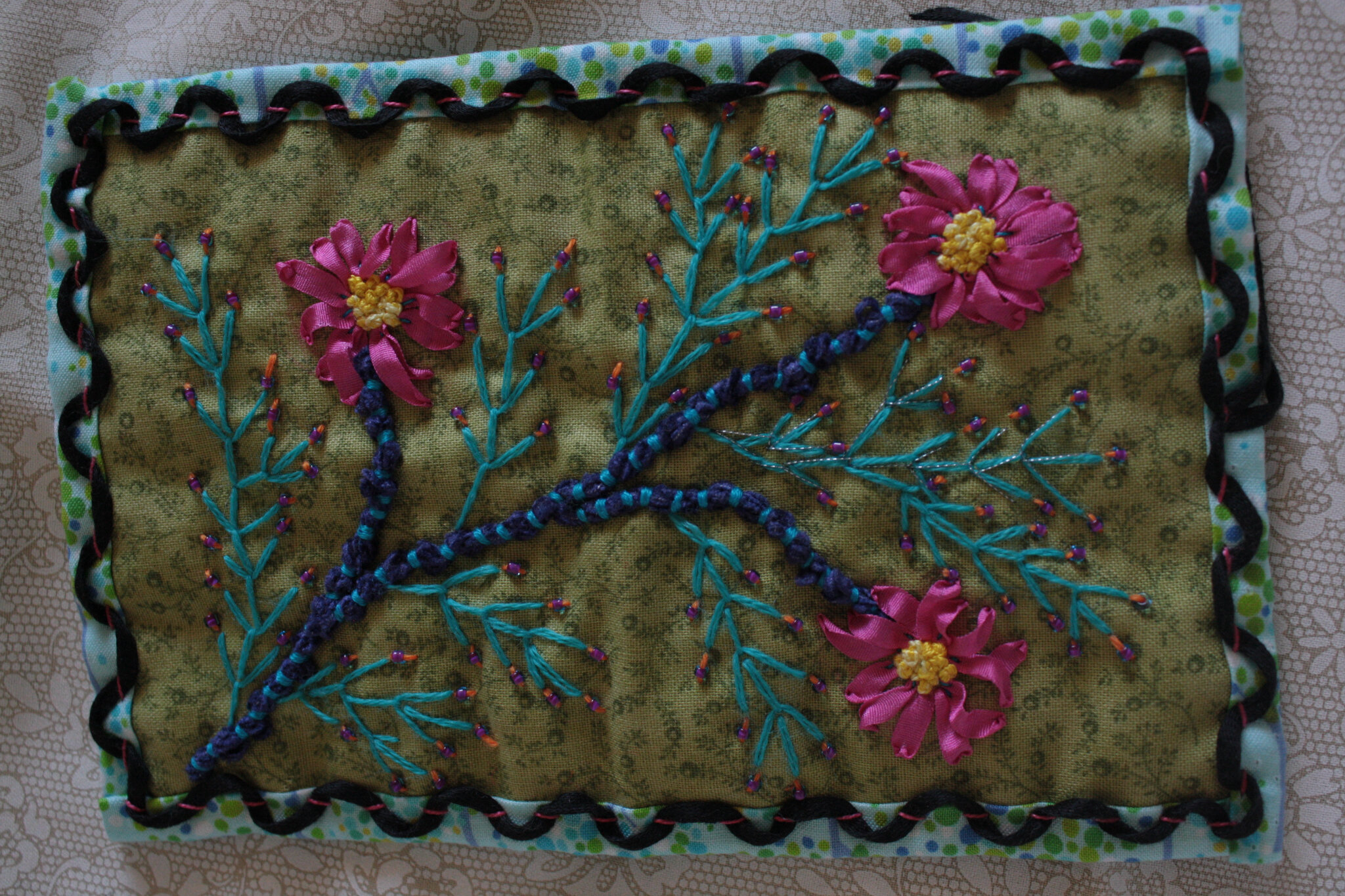 eva, pochette ou carnet à aiguilles
