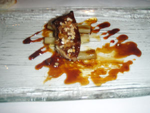 foies_gras_po_l__sur_rhubarbe_sauce_caramel