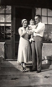 220px-ParentsDaughterAug1931