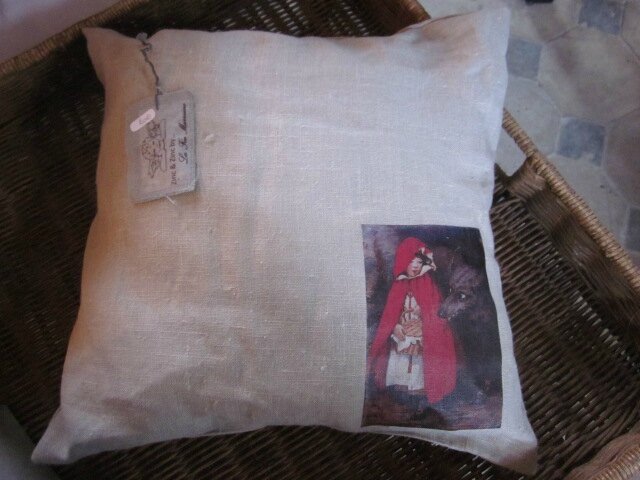 Coussin en lin beige 40 X 40 cm Le Petit Chaperon Rouge