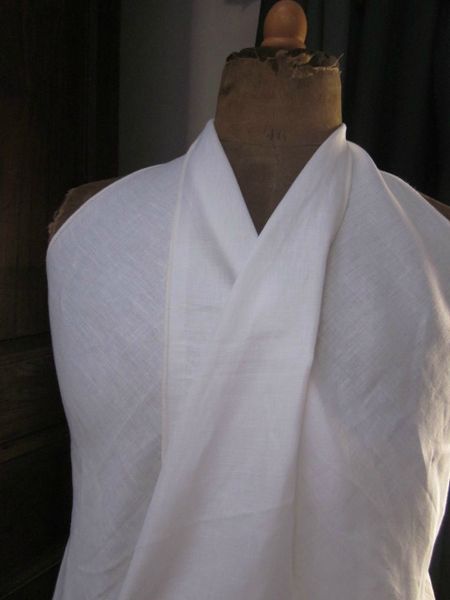 Robe Benoîte dos-nu, portefeuille en lin blanc (3)
