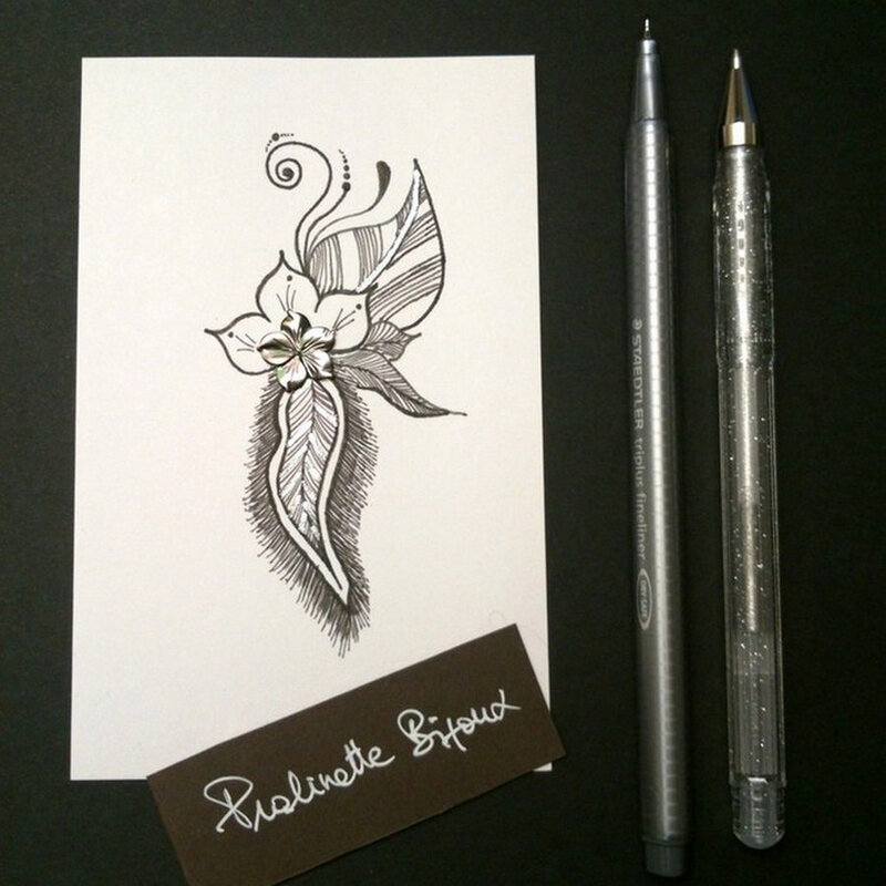dessin-carte-bijou-nacre-mandala-doodle-zentagle-pralinette-bijoux-fleur-nacre-gris-foncé