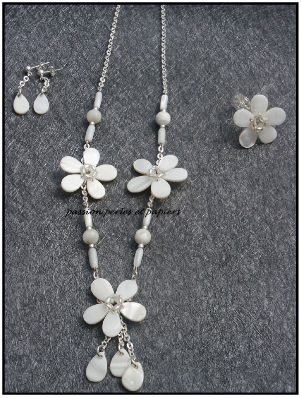 parure fleurs nacre